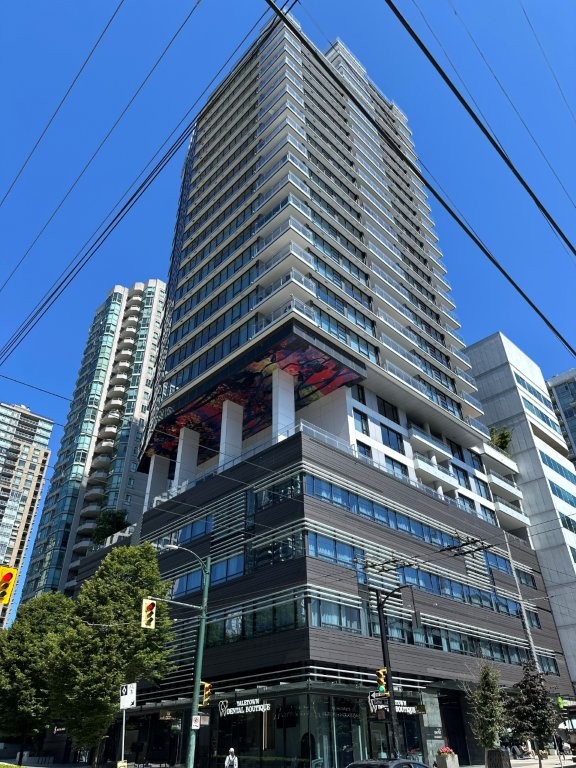Modern exterior of Smithe House in Vancouver’s Yaletown, a luxury apartment-style stay with sleek design and city access